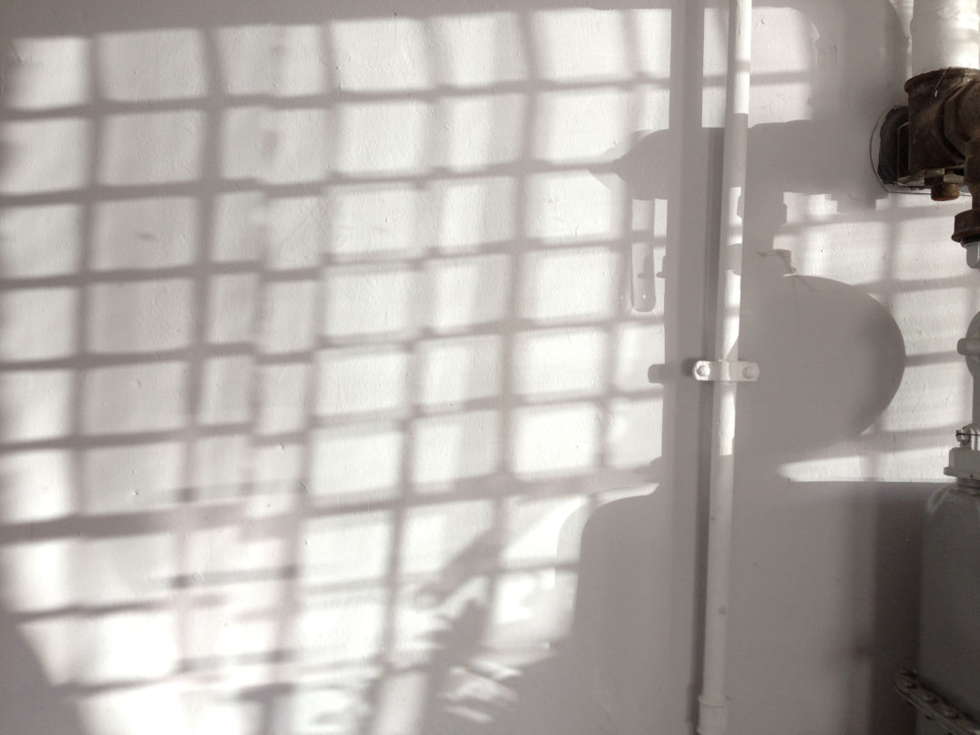 Licht fällt durch ein Gitterfenster